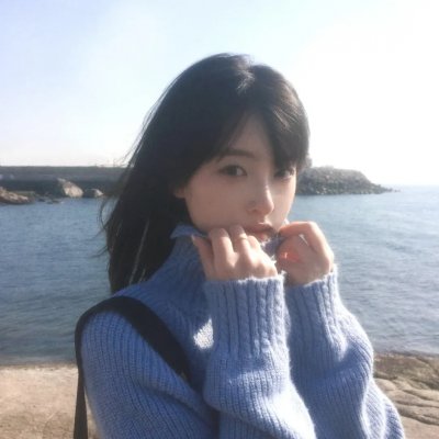 咖啡馆里的女孩